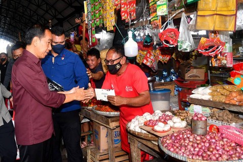 Presiden Jokowi (kemeja merah marun) mengunjungi serta membagikan bansos kepada para pedagang di Pasar Pinasungkulan, Kota Manado, Kamis (19/1/2023). Foto: Rusman/Biro Pers Sekretariat Presiden