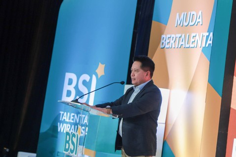 Direktur Utama Bank Syariah Indonesia Hery Gunardi memberikan sambutan pada acara Grand Launching BSI Talenta Wirausaha BSI Tahun 2023 yang diselelenggarakan di Gedung Smesco Indonesia, Jakarta Selatan, Kamis (19/1/2022). Foto: Jamal Ramadhan/kumparan