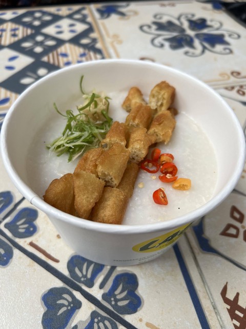 Menu bubur Hong Kong ikan kerapu ala Laota Ge di Old Shanghai, Sedayu City, Jakarta Timur, Senin (16/1/2023). Foto: Monika Febriana/kumparan