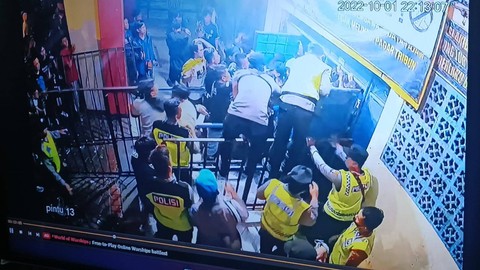 JPU memutar video rekaman CCTV di pintu 13 saat persidangan pemeriksaan saksi tragedi Kanjuruhan di PN Surabaya, Kamis (19/1/2022). Foto: Farusma Okta Verdian/kumparan