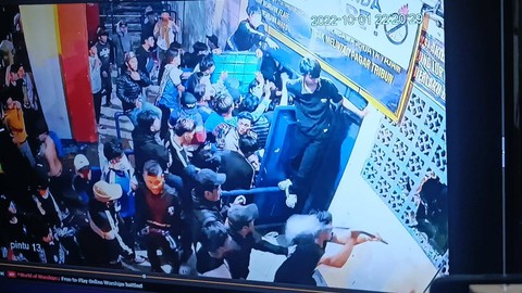 JPU memutar video rekaman CCTV di pintu 13 saat persidangan pemeriksaan saksi tragedi Kanjuruhan di PN Surabaya, Kamis (19/1/2022). Foto: Farusma Okta Verdian/kumparan