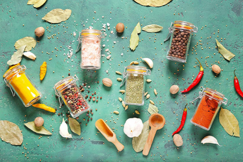 Ilustrasi rempah dalam toples. Foto: Pixel-Shot/Shutterstock