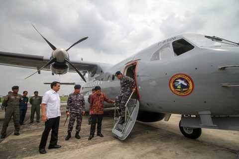 Kepala Staf TNI AL (KASAL) Laksamana TNI Muhammad Ali (kanan) turun dari di Base Ops Lanudal Juanda, Sidoarjo, Jawa Timur, Kamis (19/1/2023). Foto: Umarul Faruq/Antara Foto