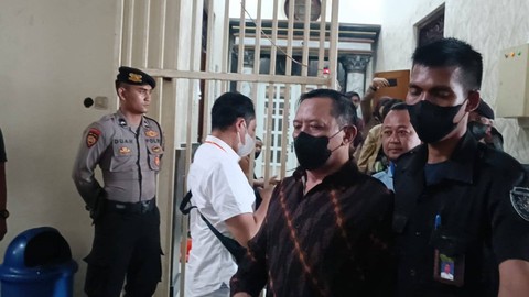 Security Officer, Suko Sutrisno (kemeja batik), terdakwa kasus tragedi Kanjuruhan. Foto: Farusma Okta Verdian/kumparan