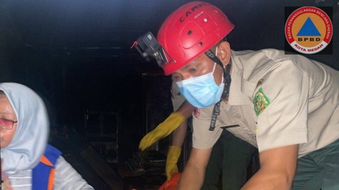 Petugas saat mengevakuasi korban kebakaran di Jalan Brigjend Hamid Kota Medan. Foto: Dok. Istimewa