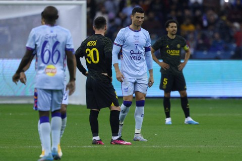 Pemain Paris Saint-Germain (PSG) Lionel Messi  dan pemain Saudi All-Star Cristiano Ronaldo pada pertandingan uji coba di Stadion King Fahd, Riyadh, Arab Saudi, Kamis (19/1/2023). Foto: Fayez NURELDINE / AFP