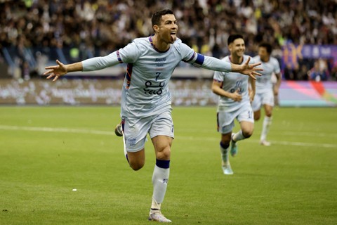Selebrasi pemain Saudi All-Star Cristiano Ronaldo usai mencetak gol ke gawang Paris Saint-Germain (PSG) pada pertandingan uji coba di Stadion King Fahd, Riyadh, Arab Saudi, Kamis (19/1/2023). Foto: Ahmed Yosri/REUTERS