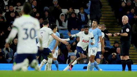 Selebrasi pemain Tottenham Hotspur Emerson Royal usai mencetak gol ke gawang Manchester City pada pertandingan lanjutan Liga Inggris di Stadion Etihad, Manchester, Inggris. Kamis (19/1/2023). Foto: Lee Smith/REUTERS