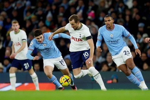 Pemain Manchester City Julian Alvarez dan Manuel Akanji berusaha mengadang pemain Tottenham Hotspur Harry Kane pada pertandingan lanjutan Liga Inggris di Stadion Etihad, Manchester, Inggris. Kamis (19/1/2023). Foto: Lee Smith/REUTERS