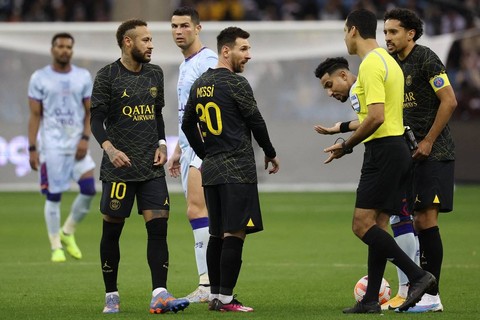 Momen Ronaldo dan Messi dalam laga Paris Saint Germain di Saudi Arabia. Foto: GIUSEPPE CACACE / AFP