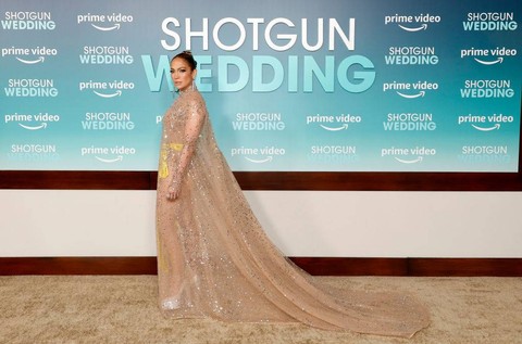 Tampilan Jennifer Lopez saat menghadiri Shotgun Wedding Premiere. Foto: Getty Images