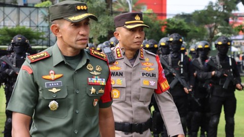 Danrem 074/Warastratama, Kolonel Infanteri Annan Nurakhman, dan Kapolresta Solo, Kombes Pol Iwan Saktiadi, saat gelar pasukan pengaman Harlah NU di Lapangan Makorem, Jumat (20/01/2023). FOTO: Agung Santoso