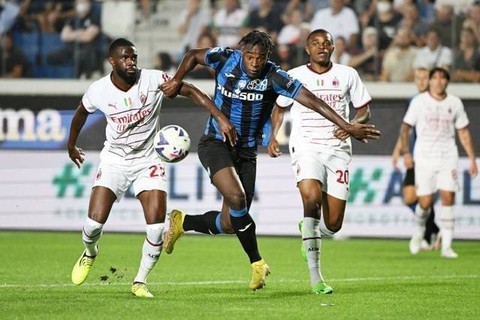 Pemain Atalanta Duvan Zapata berusaha melewati pemain AC Milan Fikayo Tomori pada pertandingan lanjutan Liga Italia di Stadion Atleti Azzurri, Bergamo, Italia. Foto: Alberto Lingria/REUTERS