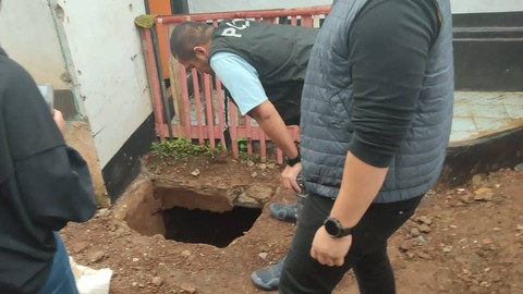 Tim Ditreskrimum Polda Metro Jaya saat mendatangi lagi kediaman dua serial killer di Cianjur. Foto: Rachmadi Rasyad/kumparan