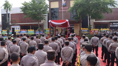 Kapolres Bojonegoro yang baru, AKBP Rogib Triyanto, didampingi pejabat lama AKBP Muhammad, saat pimpin apel di Mapolres Bojonegoro. Jumat (20/01/2023).
