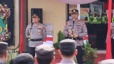 Kapolres Bojonegoro yang baru, AKBP Rogib Triyanto, didampingi pejabat lama AKBP Muhammad, saat pimpin apel di Mapolres Bojonegoro. Jumat (20/01/2023).
