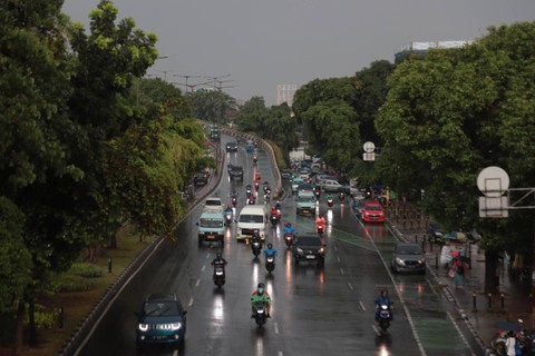 Ilustrasi lalu lintas jalan raya saat hujan. Foto: Jamal Ramadhan/kumparan