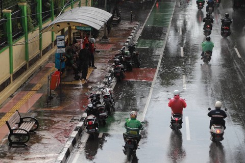 Ilustrasi lalu lintas jalan raya saat hujan. Foto: Jamal Ramadhan/kumparan