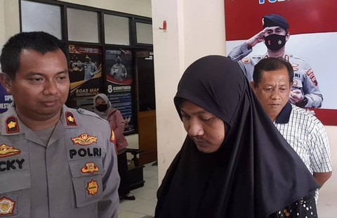Riski Aprianto (29), maling pakaian dalam wanita yang menyamar sebagai wanita, saat dihadirkan dalam jumpa pers di Polsek Semarang Barat.  Foto: Dok. Istimewa