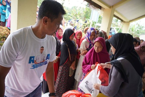 Antusiasme masyarakat Desa Pasirpogor, Kecamatan Sindangkerta, Kabupaten Bandung Barat saat mengikuti bazar sembako murah yang diadakan relawan Sandiaga (Rasa). Foto: Dok. Istimewa