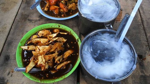 Rujak u groh dengan minuman kelapa muda. Foto: Adi Warsidi 