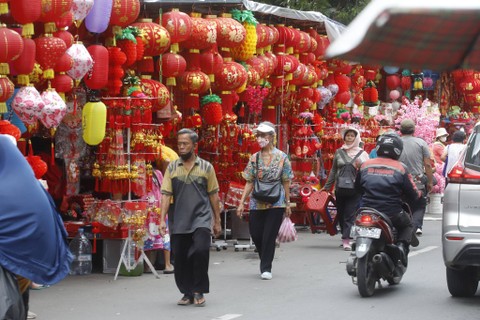 Sejumlah warga mencari berbagai kebutuhan untuk perayaan Imlek di Kawasan Glodok Pancoran, Jakarta Barat, Jumat (21/1). Foto: Iqbal Firdaus/kumparan
