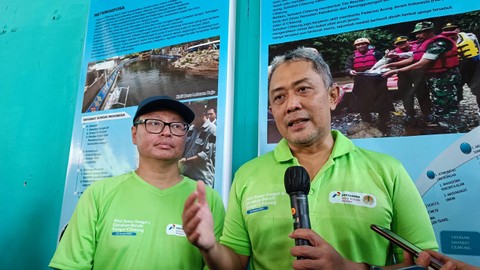 Direktur Utama PHR Jaffee Arizon Suardin bersama Direktur Jenderal PPKL KLHK Sigit Reliantoro dalam acara Aksi Susur Sungai dan Gerakan Bersih Sungai Ciliwung di KOpi CIliwung (KOCI), Sabtu (21/1/2023). Foto: Narda Margaretha Sinambela/kumparan