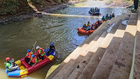 Suasana Aksi Susur Sungai dan Gerakan Bersih Sungai Ciliwung di KOpi CIliwung (KOCI), Sabtu (21/1/2023). Foto: Narda Margaretha Sinambela/kumparan