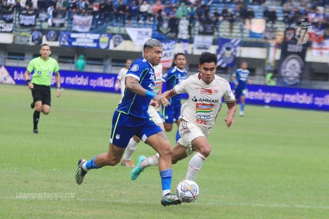 Ciro Alves (kiri) dan Muhammad Ferarri saat laga Persib Bandung vs Persija Jakarta dalam lanjutan Liga 1 2022/23 di Stadion Gelora Bandung Lautan Api, Jawa Barat, pada 11 Januari 2023. Foto: Situs web resmi Liga Indonesia Baru