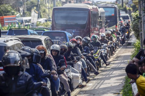 Kepadatan kendaraan di jalur wisata Puncak, Gadog, Ciawi, Kabupaten Bogor, Jawa Barat, Sabtu (21/1/2023). Foto: Yulius Satria Wijaya/Antara Foto