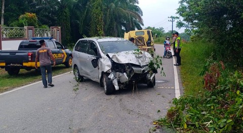 Kondisi mobil minibus jenis Avanza yang mengalami kecelakaan tunggal di jalan Lintas Nasional Aceh Selatan-Subulussalam tepatnya di depan gedung Kejaksaan Negeri Kota Subulussalam, Sabtu (21/1/2023). Foto: Yudi Ansyah/acehkini