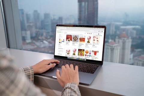 Masyarakat sedang membeli kebutuhan perayaan Imlek di Tokopedia.  Foto: Tokopedia