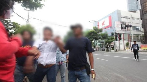 Seorang jurnalis tersudut menghadapi sejumlah massa di depan Gedung Diskotik Ibiza Club, Jalan Simpang Dukuh Surabaya, Jumat (20/1/2023). Foto: Didik Suhartono/Antara