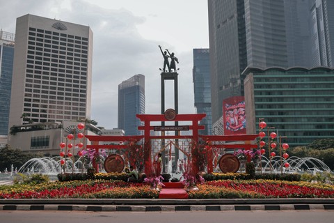 Petugas dari Dinas Taman Kota dan Kehutanan menata ornamen khas Tionghoa di Bundaran HI, Jakarta, Sabtu (21/1/2023). Foto: Jamal Ramadhan/kumparan