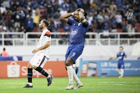 Sergio Silva (kiri) dan Carlos Fortes saat laga PSIS Semarang vs Arema FC dalam pekan ke-19 Liga 1 2022/23 di Stadion Jatidiri, Semarang, pada 21 Januari 2023. Foto: Situs web resmi Liga Indonesia Baru