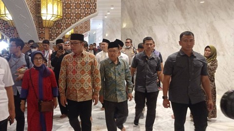 Jusuf Kalla ketika mengunjungi Masjid Raya Al-Jabbar di Gedebage, Kota Bandung pada Sabtu (21/1/2023). Foto: Dok. Istimewa
