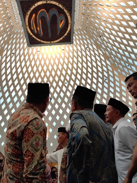 Jusuf Kalla mengunjungi Masjid Raya Al-Jabbar, Bandung, didampingi Gubernur Jawa Barat Ridwan Kamil. Foto: Tim Media JK