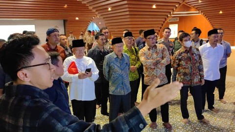 Jusuf Kalla mengunjungi Masjid Raya Al-Jabbar, Bandung, didampingi Gubernur Jawa Barat Ridwan Kamil. Foto: Tim Media JK