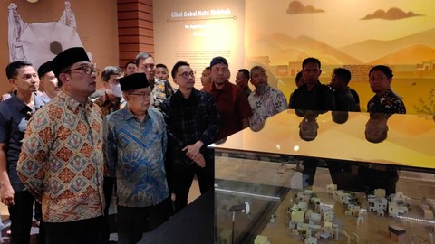 Jusuf Kalla mengunjungi Masjid Raya Al-Jabbar, Bandung, didampingi Gubernur Jawa Barat Ridwan Kamil. Foto: Tim Media JK
