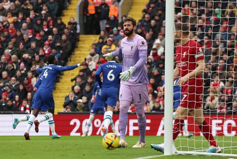 Ekspresi pemain Liverpool Alisson setelah pemain Chelsea Kai Havertz mencetak gol pertama mereka sebelum dianulir setelah tinjauan VAR di Anfield, Liverpool, Inggris. Foto: Phil Noble /Reuters