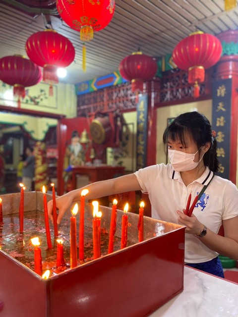 Warga Tionghoa sembahyang malam perayaan Imlek. Foto: Lydia Salsabilla/Hi!Pontianak