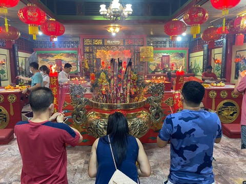 Sejumlah warga Tionghoa di Pontianak melaksanakan sembahyang malam perayaan Imlek. Foto: Lydia Salsabilla/Hi!Pontianak