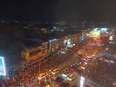 Kendaraan memadati ruas jalan di Pontianak saat malam perayaan Imlek. Foto: Lydia Salsabilla/Hi!Pontianak