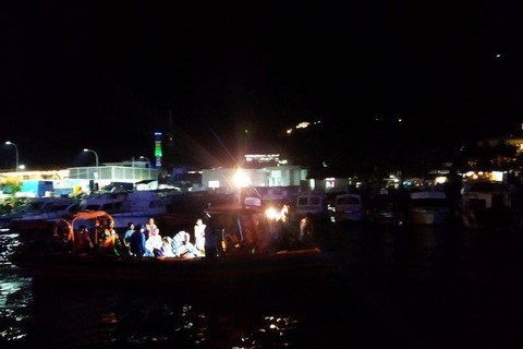 Tim SAR Gabungan telah mengevakuasi penumpang kapal wisata KLM Tiana yang tenggelam di Perairan Batu Tiga, Labuan Bajo, Manggarai Barat, NTT, Sabtu (21/1/2023) malam. Foto: Fransiska Mariana Nuka/Antara