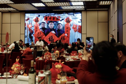 Suasana acara makan malam pada Malam Tahun Baru Imlek di hotel Shangri-La Shougang Park di Beijing, China, Sabtu (21/1/2023). Foto: Florence Lo/REUTERS