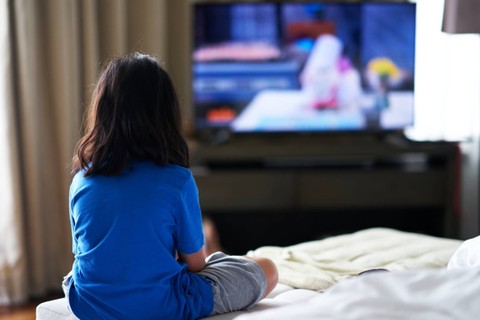 Ilustrasi anak menonton TV. Foto: Vach cameraman/Shutterstock