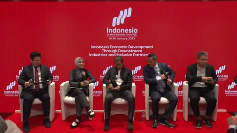 Direktur Utama PT Pertamina (Persero) Nicke Widyawati (kedua dari kiri) bersama sejumlah panelis di Indonesia Pavilion, Davos, Swiss, Rabu (19/1/2023). Foto: Dok. Pertamina