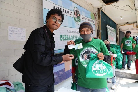 Komunitas Ojol (Kajol) Indonesia dukung Ganjar dalam memberikan kartu BPJS Ketenagakerjaan dan sembako kepada driver ojol di Jakarta Barat, Sabtu (21/1/2023). Foto: Dok. Istimewa