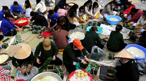 Komunitas Vietnam membuat kue beras pada peringatan Tahun Baru Lunar