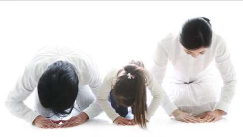 Sebae, ritual Tahun Baru Lunar Korea di mana anggota keluarga yang lebih muda berlutut dan membungkuk kepada anggota yang lebih tua sebagai tanda hormat